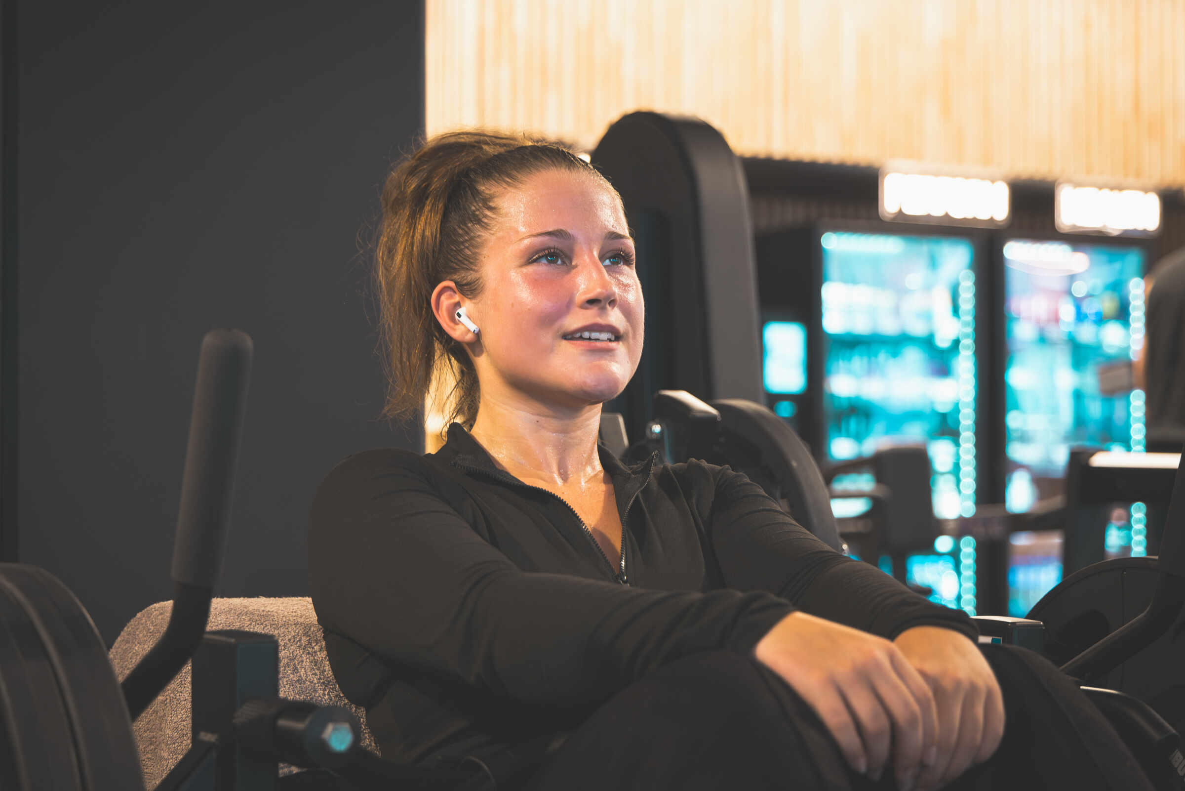 Zwetende vrouw na een intensieve krachttraining bij Jims Fitness