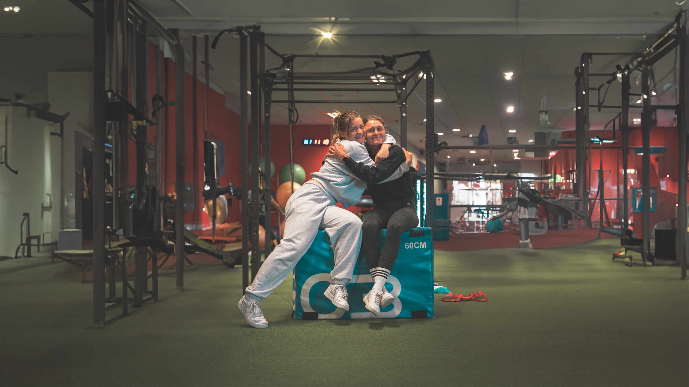 Leden van Jims geven elkaar een knuffel na een geslaagde workout