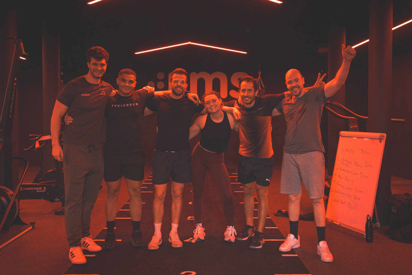 Groep mensen na Hyrox training in Jims fitnessclub