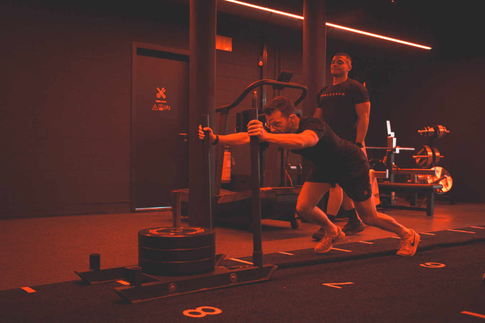 Personne effectuant un sled push lors dun entrainement Hyrox chez Jims